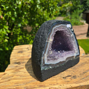 Amethyst Druse – Geode - 16x19x13cm und 4,4kg – Steinwelten OG - Nr. 245 displayed outdoors