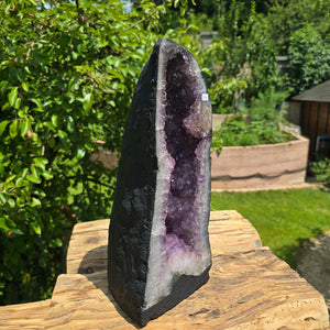Amethyst Druse – Geode - 33x15x15cm und 7,2kg – Steinwelten OG - Nr. 255 in natural setting, perfect for decor and meditation.