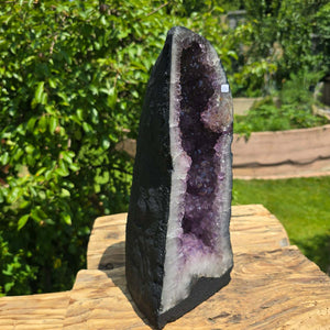 Amethyst Druse – Geode - 33x15x15cm und 7,2kg – Steinwelten OG - Nr. 255 displayed outdoors