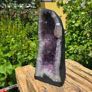 Amethyst Druse – Geode - 33x15x15cm und 7,2kg – Steinwelten OG - Nr. 255 displayed outdoors, unique decorative piece.