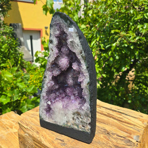 Amethyst Druse – Geode - 35x19x15cm und 10,2kg – Steinwelten OG - Nr. 256 displaying vibrant purple crystals in sunlight