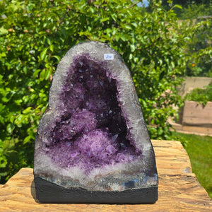 Amethyst Druse – Geode - 25x20x12cm und 7kg – Steinwelten OG - Nr. 257 displayed outdoors