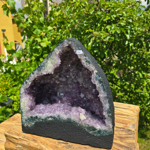 Amethyst Druse – Geode - 28x28x16cm und 12,4kg – Steinwelten OG - Nr. 258 in a natural setting, ideal for stylish interiors.