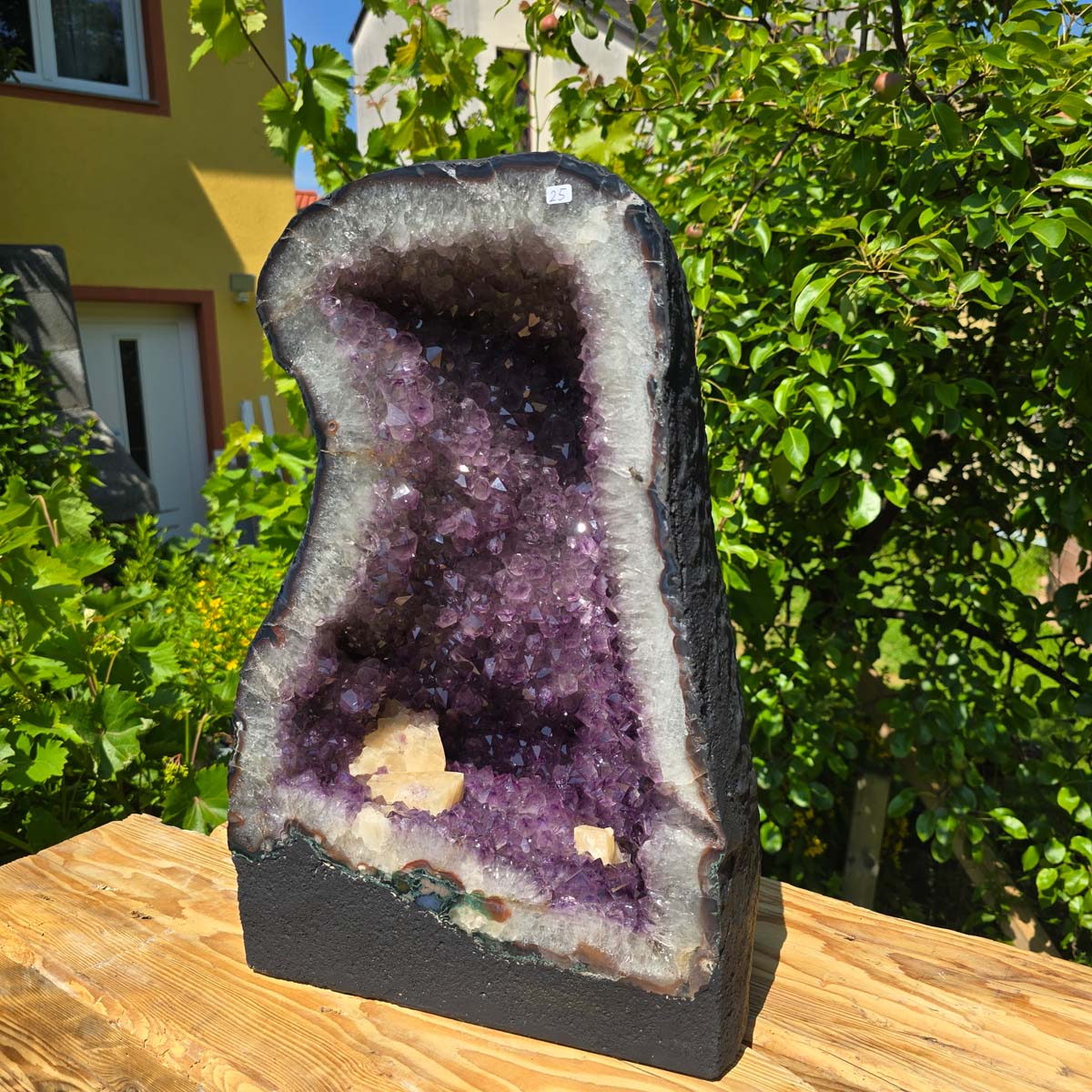 Amethyst Druse – Geode - 49x32x21cm und 35,4kg – Steinwelten OG - Nr. 25, ideal for stylish interiors and therapeutic spaces.