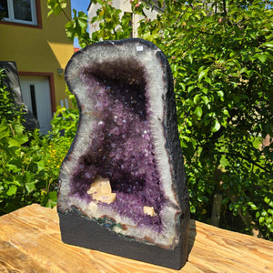 Amethyst Druse – Geode - 49x32x21cm und 35,4kg – Steinwelten OG - Nr. 25, ideal for stylish interiors and therapeutic spaces.