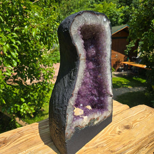 Amethyst Druse – Geode - 49x32x21cm und 35,4kg – Steinwelten OG - Nr. 25 on display outdoors
