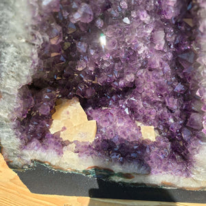 Close-up of Amethyst Druse – Geode - 49x32x21cm und 35,4kg – Steinwelten OG - Nr. 25 showing vibrant purple crystals.