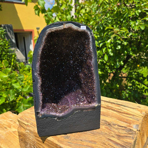 Amethyst Druse – Geode - 31x19x19cm und 10,8kg – Steinwelten OG - Nr. 269 in a garden setting, ideal for decor and healing.