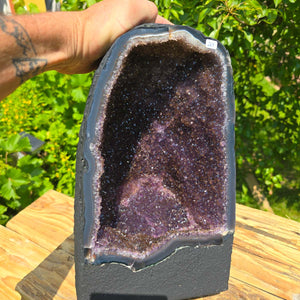 Amethyst Druse – Geode - 31x19x19cm und 10,8kg – Steinwelten OG - Nr. 269 displayed outdoors