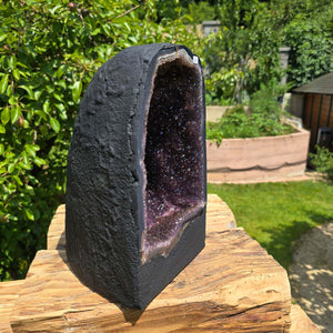 Amethyst Druse – Geode - 31x19x19cm und 10,8kg – Steinwelten OG - Nr. 269 showcasing a unique crystal formation in a natural setting.