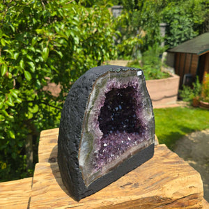 Amethyst Druse – Geode - 24x25x16cm und 11,6kg – Steinwelten OG - Nr. 270 on wooden table, ideal for elegant interiors.