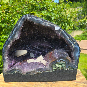Amethyst Druse – Geode - 25x29x18cm und 13,8kg – Steinwelten OG - Nr. 272 displaying unique purple crystals outdoors