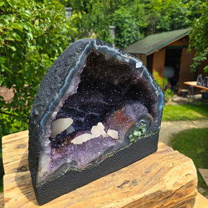 Amethyst Druse – Geode - 25x29x18cm und 13,8kg – Steinwelten OG - Nr. 272 displayed outdoors on wooden surface