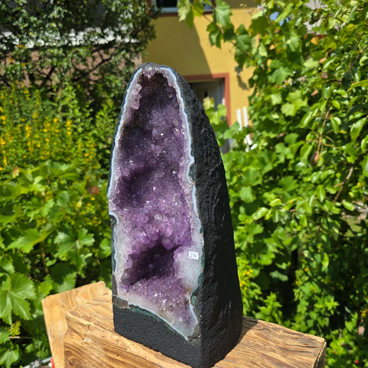 Amethyst Druse – Geode - 37x17x17cm und 8,8kg – Steinwelten OG - Nr. 274 displayed outdoors on a wooden surface