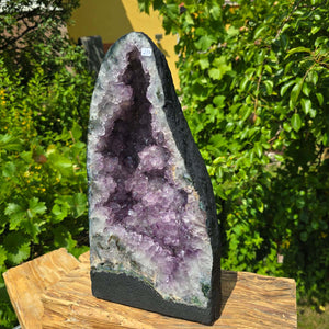 Amethyst Druse – Geode - 37x20x16cm und 11,2kg – Steinwelten OG - Nr. 277 displayed outdoors on wooden stand