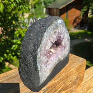 Amethyst Druse – Geode - 20x20cm und 7,2kg – Steinwelten OG - Nr. 280, stunning Brazilian amethyst showcased outdoors on wooden table.