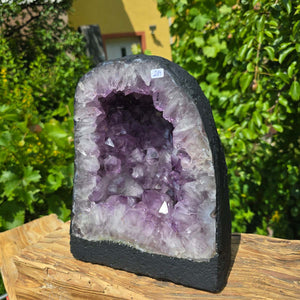 Amethyst Druse – Geode - 25x20x14cm und 8,6kg – Steinwelten OG - Nr. 281. Einzigartiger violetter Kristall in Gartenkulisse.