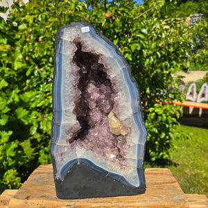 Amethyst Druse – Geode - 35x20x16cm und 14kg – Steinwelten OG - Nr. 284, helle brasilianische Kristalle auf Holz im Freien