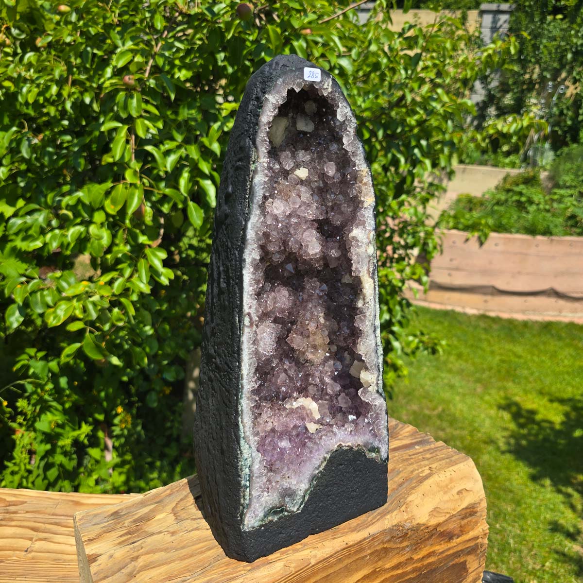 Amethyst Druse – Geode - 38x16x17cm und 9,2kg – Steinwelten OG - Nr. 285 unique decorative gemstone outdoors.