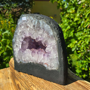 Amethyst Druse – Geode - 19x20cm und 6,5kg – Steinwelten OG - Nr. 287 on display with bright crystals.