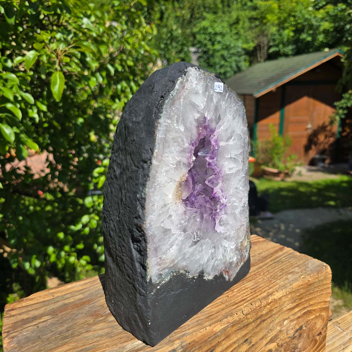Amethyst Druse – Geode - 25x18cm und 7,8kg – Steinwelten OG - Nr. 292, bright Brazilian crystal geode, outdoor setting
