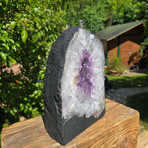 Amethyst Druse – Geode - 25x18cm und 7,8kg – Steinwelten OG - Nr. 292; Brazilian geode with bright, soothing lavender crystals on display.