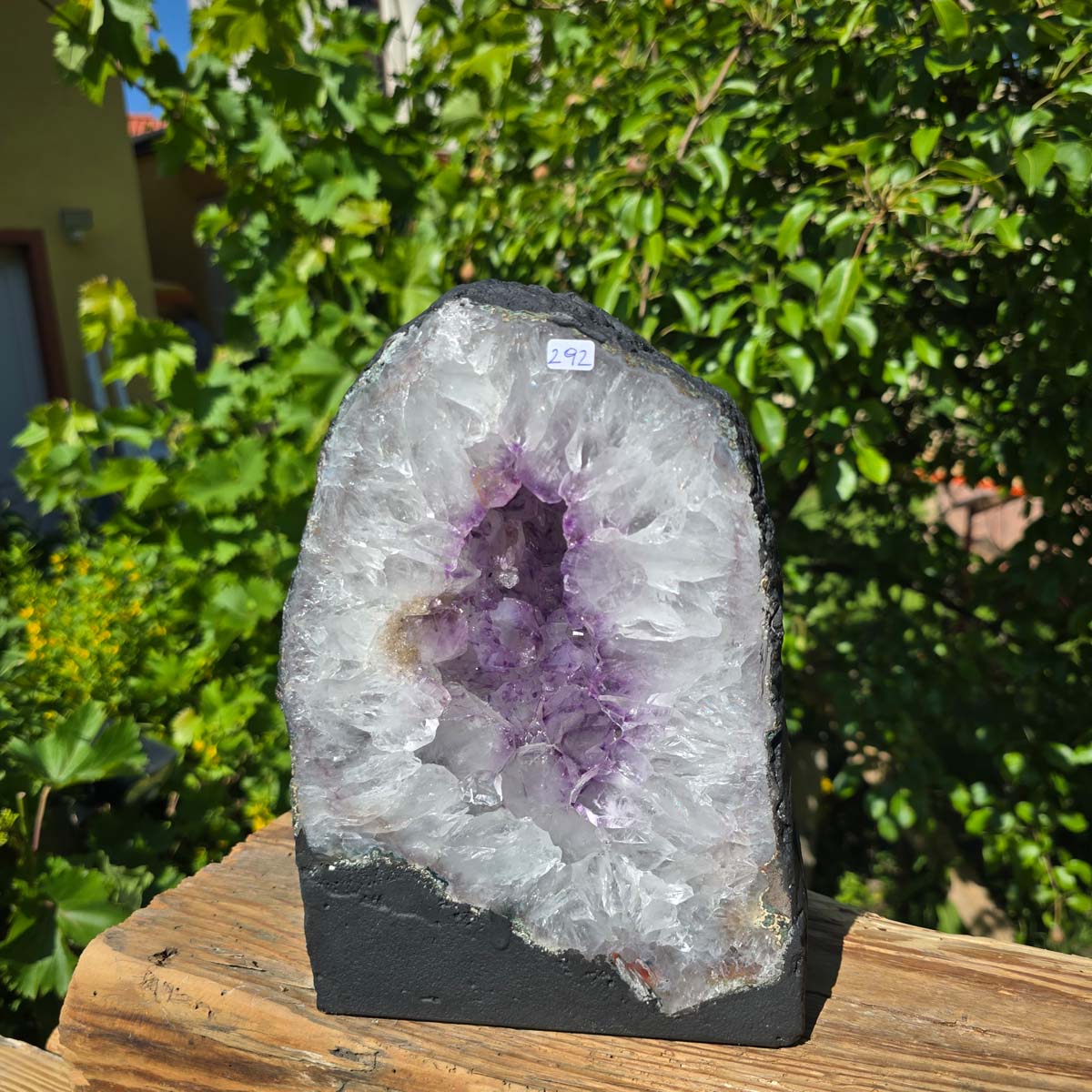 Amethyst Druse – Geode - 25x18cm und 7,8kg – Steinwelten OG - Nr. 292, bright Brazilian crystal geode, outdoor setting