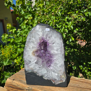 Amethyst Druse – Geode - 25x18cm und 7,8kg – Steinwelten OG - Nr. 292, bright Brazilian crystal geode, outdoor setting