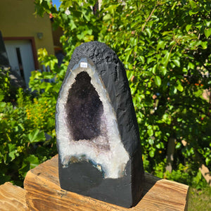 Amethyst Druse – Geode - 31x19cm und 12kg – Steinwelten OG - Nr. 305 on display with bright crystals.