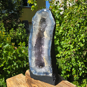 Amethyst Druse – Geode - 46x20cm und 17,6kg – Steinwelten OG - Nr. 306 aus Brasilien mit hellleuchtenden Kristallen vor Naturkulisse