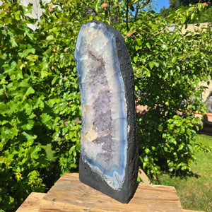 Amethyst Druse – Geode - 48x19cm und 16,6kg – Steinwelten OG - Nr. 308 auf Holzständer im Garten fotografiert