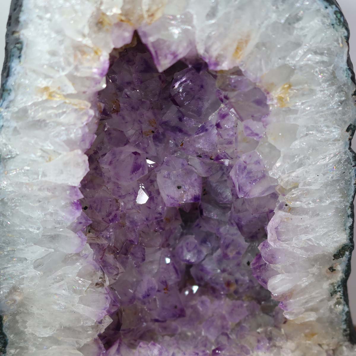 Amethyst Druse – Geode - 30x20x13cm und 9,8kg – Steinwelten OG - Nr. 319, Brasilianische Kristalle, heller Violettton, Detailansicht