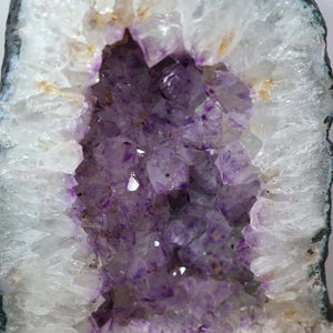 Amethyst Druse – Geode - 30x20x13cm und 9,8kg – Steinwelten OG - Nr. 319, Brasilianische Kristalle, heller Violettton, Detailansicht