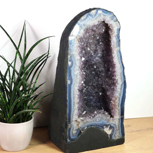 Amethyst Druse – Geode - 47x24cm und 32,9kg – Steinwelten OG - Nr. 327, leuchtende Kristalle und beruhigende violette Töne.