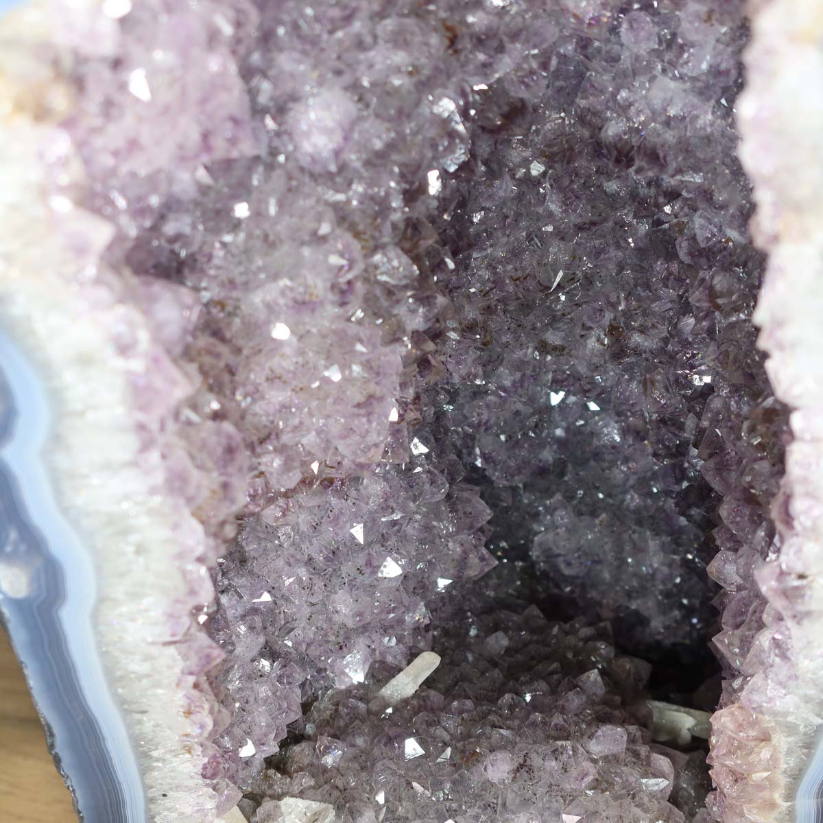 Amethyst Druse – Geode - 47x24cm und 32,9kg – Steinwelten OG - Nr. 327, helle leuchtende Kristalle aus Brasilien
