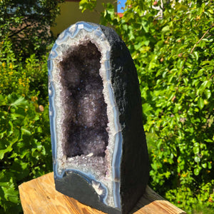 Amethyst Druse – Geode - 47x24cm und 32,9kg – Steinwelten OG - Nr. 327 in sunlight showcasing light purple crystals.