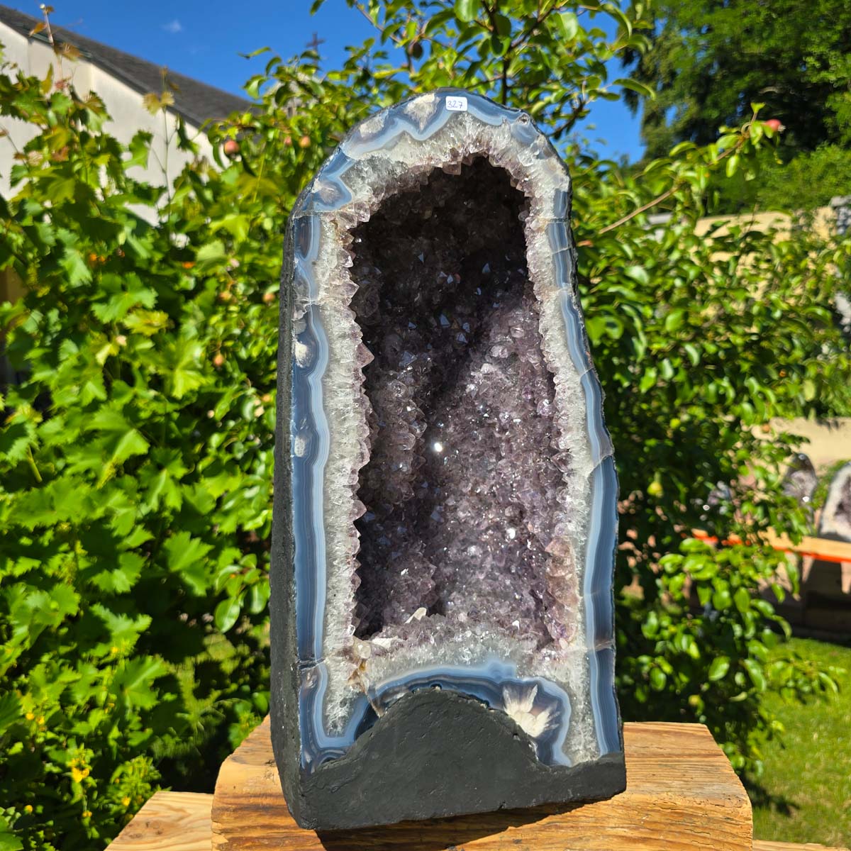 Helle Amethyst Druse – Geode - 47x24cm und 32,9kg – Steinwelten OG - Nr. 327 im Freien