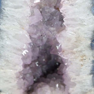 Helle Amethyst Druse Geode 47x24x21cm und 22kg Steinwelten OG Nr. 333 mit leuchtenden Kristallen