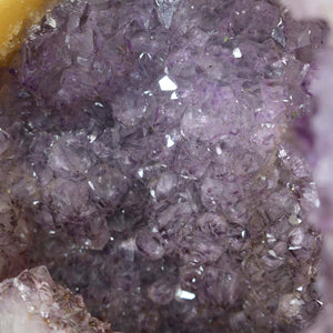 Amethyst Druse – Geode - 28x25cm und 14,1kg – Steinwelten OG - Nr. 336, helle Kristalle aus Brasilien in Nahaufnahme