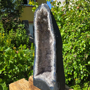 Amethyst Druse – Geode - 57x22cm und 23,1kg – Steinwelten OG - Nr. 346, Brazilian crystal geode with bright lilac hues in a garden setting