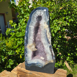 Amethyst Druse – Geode - 45x22cm und 17,4kg – Steinwelten OG - Nr. 347, helle Kristalle im Freien, Brasilien, natürliche Geodenstrukturen