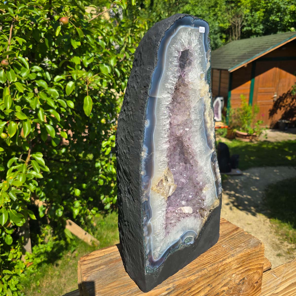 Amethyst Druse – Geode - 45x22cm und 17,4kg – Steinwelten OG - Nr. 347 mit leuchtenden Kristallen im Freien