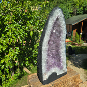 Amethyst Druse – Geode - 47x22cm und 19,2kg – Steinwelten OG - Nr. 348, bright crystals, Brazilian origin, scenic outdoor view