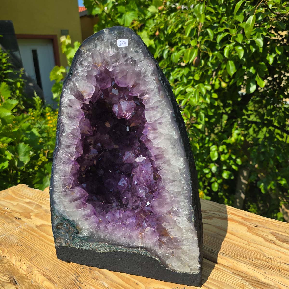 Amethyst Druse – Geode - 36x25x17cm und 17kg – Steinwelten OG - Nr. 354 on display outdoors.