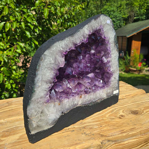 Amethyst Druse – Geode - 32x237x16cm und 22,6kg – Steinwelten OG - Nr. 356 displayed on wooden table