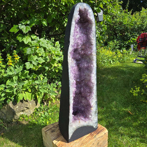 Amethyst Druse – Geode - 84x25x25cm und 46,2kg – Steinwelten OG - Nr. 359 displayed outdoors