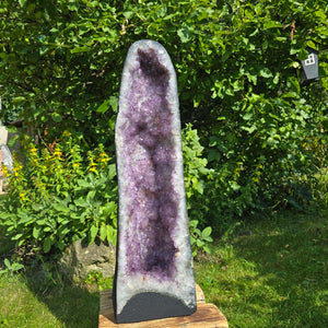 Amethyst Druse – Geode - 84x25x25cm und 46,2kg – Steinwelten OG - Nr. 359 displayed outdoors