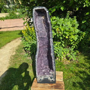 Amethyst Druse – Geode - 84x23x26cm und 45,4kg – Steinwelten OG - Nr. 361 displayed outdoors