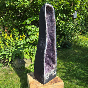 Amethyst Druse – Geode - 84x23x26cm und 45,4kg – Steinwelten OG - Nr. 361 in garden setting