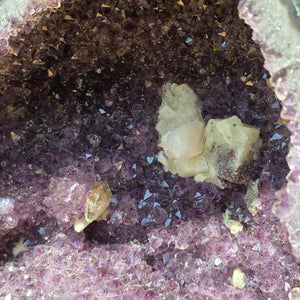 Amethyst Druse – Geode - 38x34x23cm und 29kg – Steinwelten OG - Nr. 36, unique decorative stone for interior spaces.